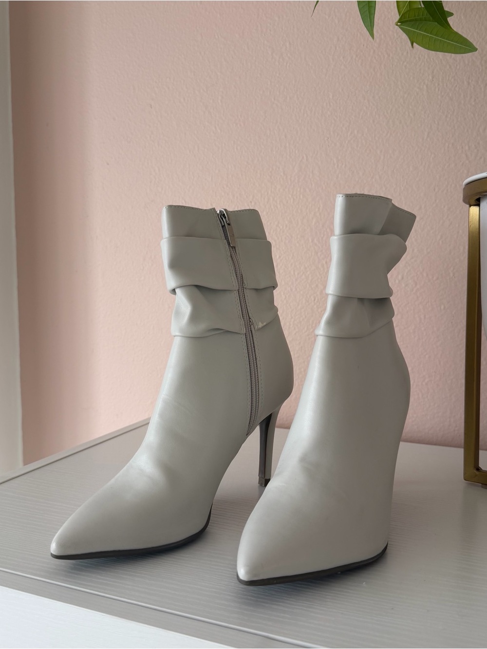 Marc Fisher Off-White Leather Pointed Toe Slouch Ankle Booties Size 5.5M